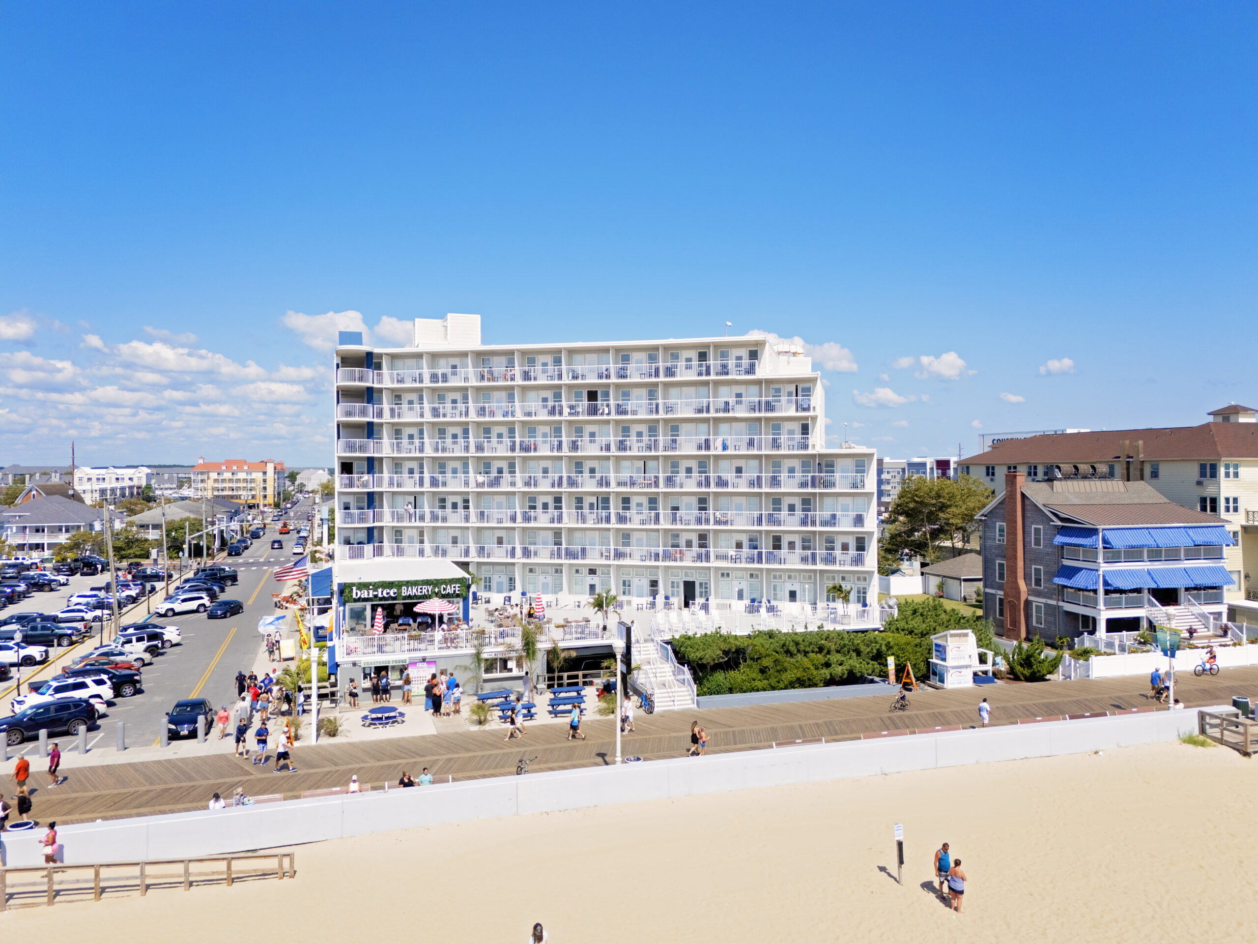 Commander Hotel & Suites